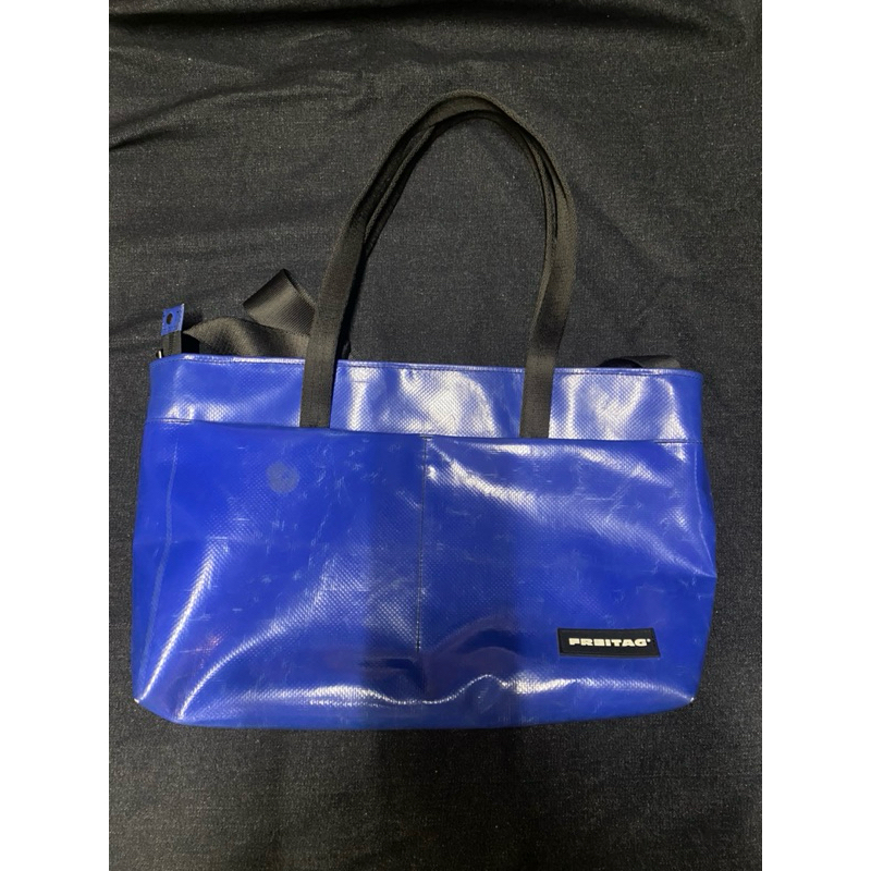 กระเป๋า Freitag รุ่น Sterling สีน้ำเงินเข้ม มือสอง สภาพดี (มีTagครบ) ซื้อจาก shop Pronto เเท้100% (ใช้ไม่ถึง 10 ครั้ง)