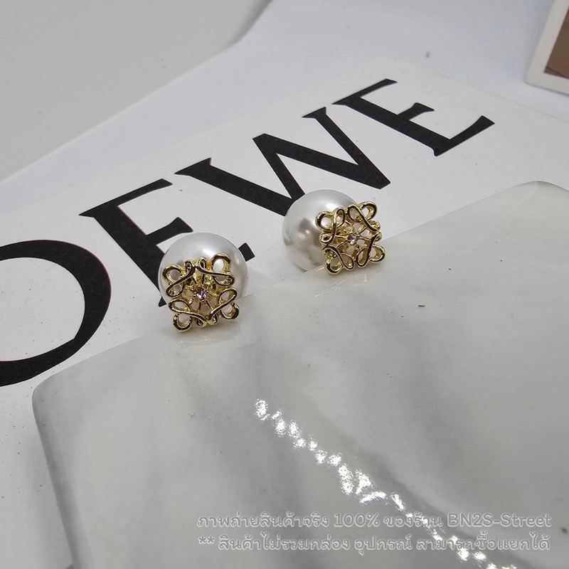 Loewe Logo Stude Earrings with pearl ต่างหูโลเอเว่ โลโก้สีทอง ตุ้มไข่มุกด้านหลัง งานจี้ประดับคริสตัล งานสวย มินิมอล