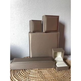 พร้อมส่ง**กล่องแหวนเกรดพรีเมี่ยมสีทองใส่แหวนหมั้นงานแต่งเป็นของขวัญถ่ายจากงานจริง***รับสกรีนงานขั้นต่ำ200ชิ้น