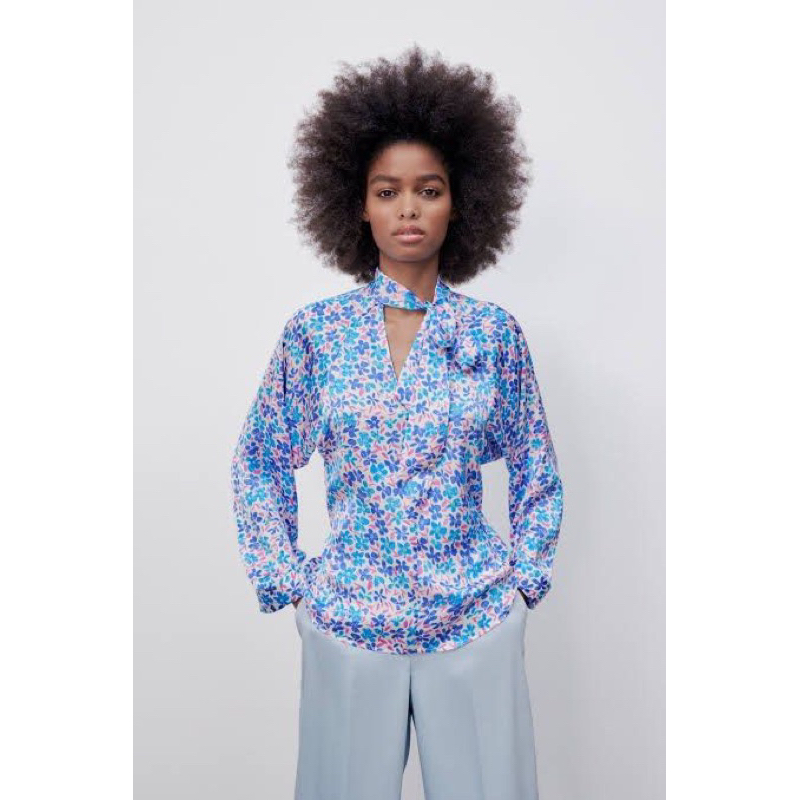 ZARA x cottonผ้าลื่นๆ x S คอลใหม่ ลายดอกสีฟ้าสวย ผูกโบว์คอ  อก 34 ยาว 25 Tag ครบ ❌ตำหนิ เย็บเพิ่มตรง