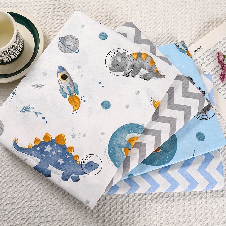 ผ้าคอตตอน 100% ทอทวิล ตัดขายเป็นเมตรและตัดแบ่งเป็นชิ้นเล็ก หน้ากว้าง 1.60 เมตร  พิมพ์ลายไดโนเสาว์อวกาศ