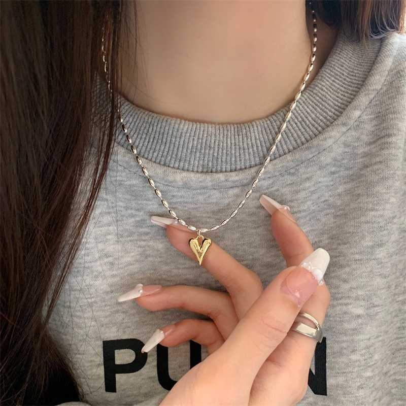 พร้อมส่งค่ะ สร้อยคอสีเงินแต่งจี้หัวใจสีทอง #N0042