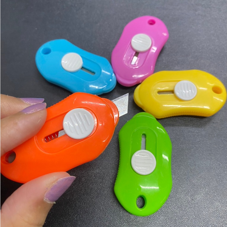 🌈คัตเตอร์จิ๋ว (คละแบบ/คละสี) มีดตัดกระดาษ DIY เครื่องเขียนและอุปกรณ์สำนักงาน  /1633🌈 - รูปที่ 2