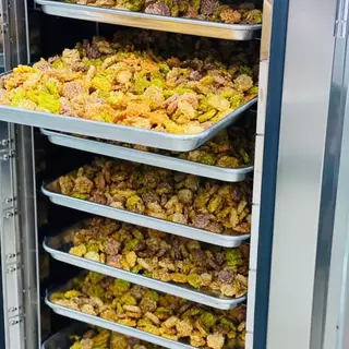 แต๋นคาราเมลเนยสด 150 กรัม สูตรเนยสด เราใช้เนยสดแท้ ไม่ใช้มาการีน ใช้แผ่นคอนเฟลคของเนสท์เล่เท่านั้น หอม กรอบ อร่อย