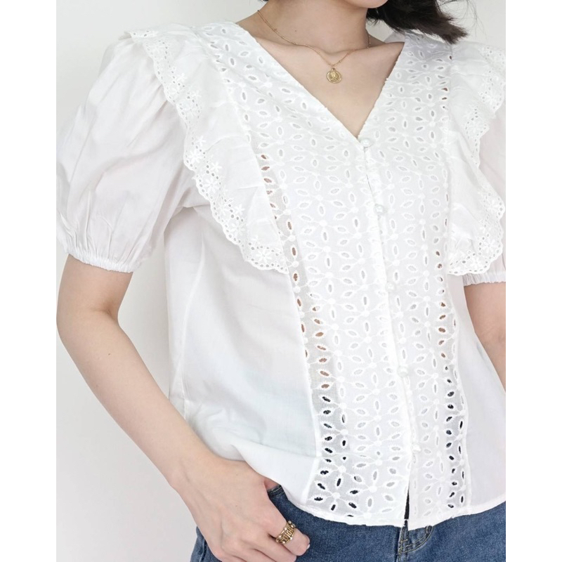 เสื้อผ้าทีซีแต่งฉลุมีระบายแต่งกระดุมมุก 4 เม็ด