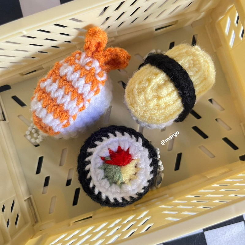 Sushi keychain 🍣🍚🍤 พวงกุญแจแซลมอน,ไข่หวาน,ซูชิโรลไหมพรม🧶(แบบใหม่ size ใหญ่กว่าเดิม📌)