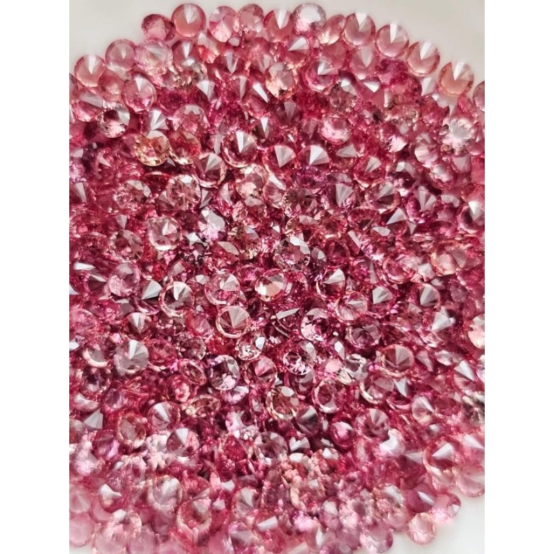 2.5-2.6mm. พลอยแซฟไฟร์กลมเจียรเหลี่ยม สีพัดพารัดชา สีสวยหายาก กะรัตละ 600฿