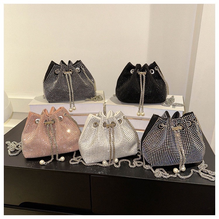 พร้อมส่งในไทย กระเป๋าสะพายข้าง ทรงขนมจีบ แต่งสายโซ่ ประดับเพชรทั้งใบ แฟชั่นฤดูร้อน สําหรับผู้หญิง