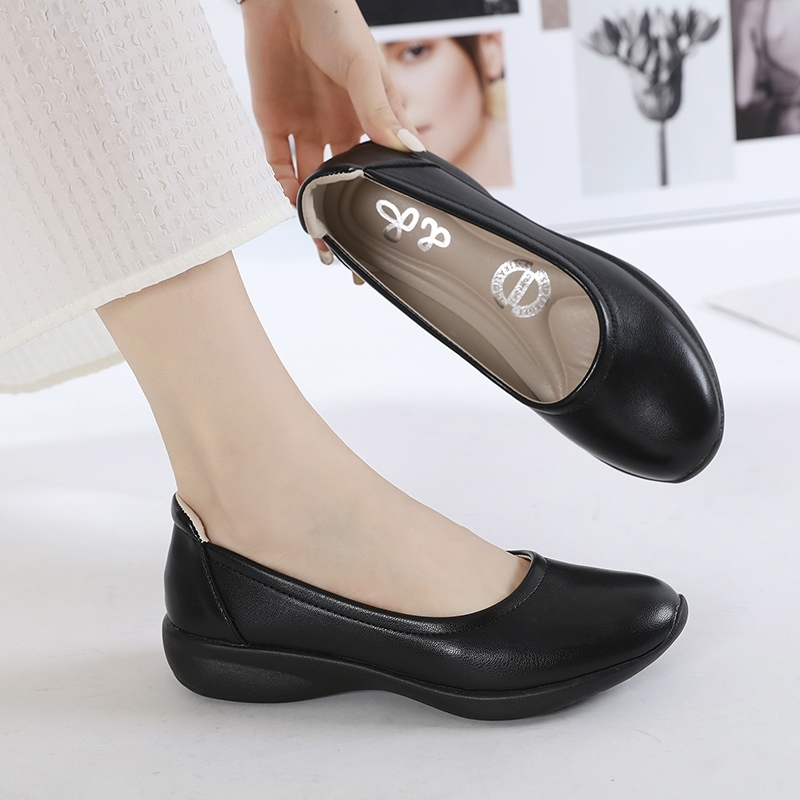 Soft touch-01 รองเท้านุ่มมาก ใส่สบายจริงๆ แม่ค้าคอนเฟริม ไม่กัดเท้า ใส่ยืนนานไม่มีปัญหา รุ่นนี้เพิ่ม 1 ไซส์ใส่สบายขึ้นค