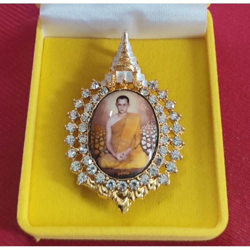 ล็อกเก็ต เข็มกลัด จี้ห้อยคอ พระบรมฉายาลักษณ์ ทรงผนวช ในหลวงรัชกาลที่ 9 (พร้อมกล่อง)!!!