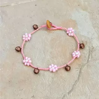 สร้อยข้อเท้า สร้อยข้อมือ ลายดอกเดซี่่ ร้อยสลับกระดิ่ง งานแฮนด์เมด เชือกเทียน โบโฮ โบฮีเมียน เรกเก้ Handmade Anklet