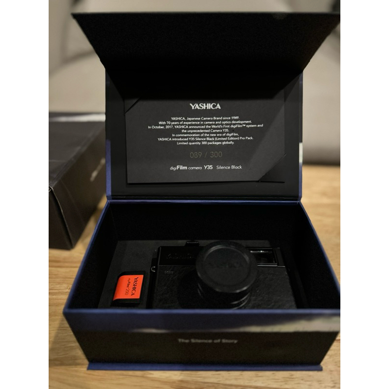 YASHICA Y35 Silence Black digiFilm camera
