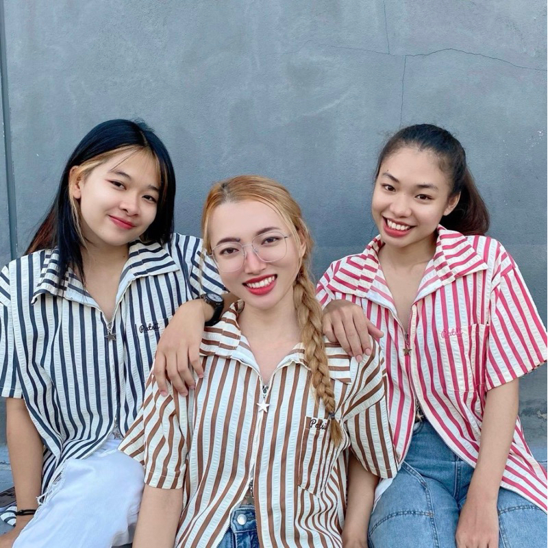 AMESTORE ซิปดาวสวีทเชิ้ต เสื้อเชิ้ตซิปหน้ารูปดาวผ้าพื้นครีมตัดลายริ้วสีสันน่ารักดีเทลกระดุมหลังใส่สบาย