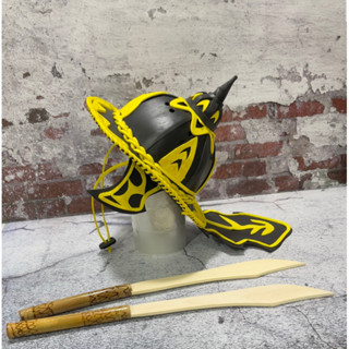 หมวกนักรบขุนศึก สีเหลือง แถมดาบไม้คละแบบ 2 อัน