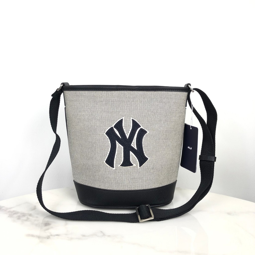 กระเป๋าสะพายข้าง MLB