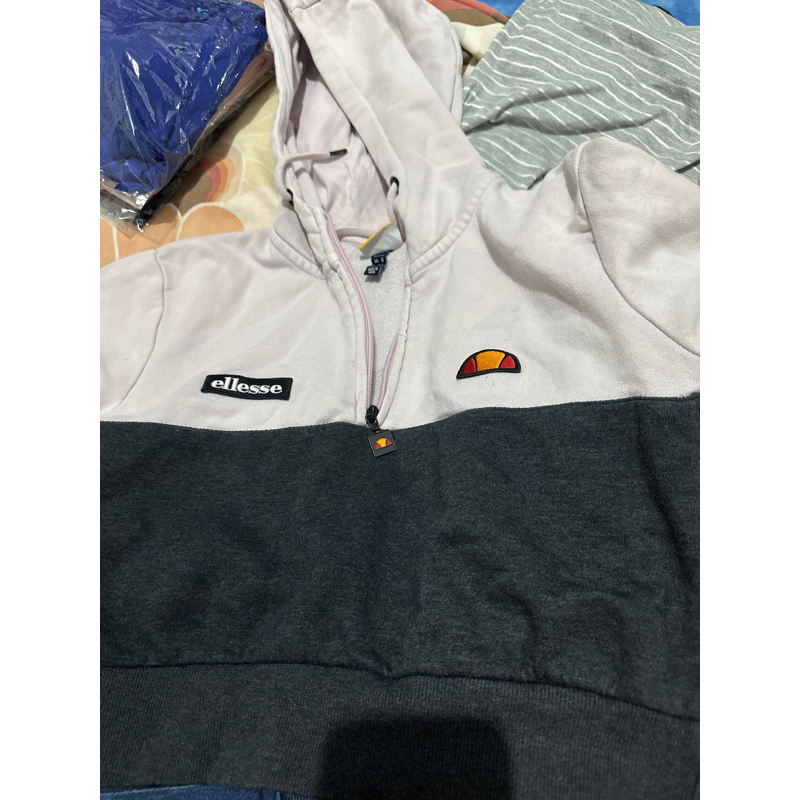 เสื้อฮู้ดแขนยาวผู้หญิง ellesse ทรงครอป ไซส์ M มือสอง มีตำหนิ