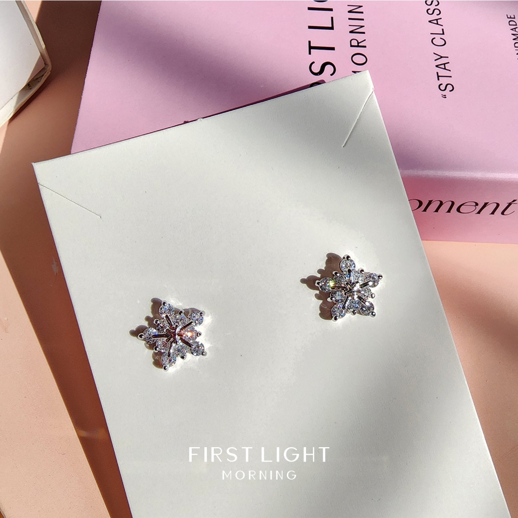 First Light Morning : Starflake Earrings ต่างหู Snowflake ลายดาวประดับคริสตัล