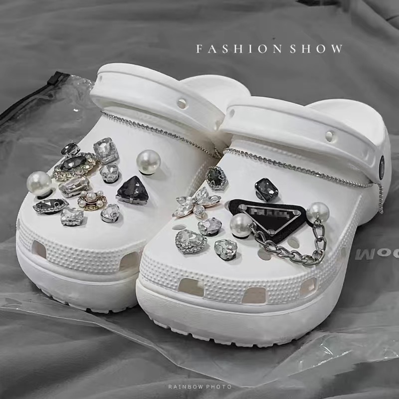 🔥จิ๊บบิทตัวติดรองเท้ามีรู รูปแบบการ์ตูน ตัวติดรองเท้า crocs DIY ตุ๊กตาติดรองเท้า ตกแต่งสวยงาม สไตล์น่ารัก