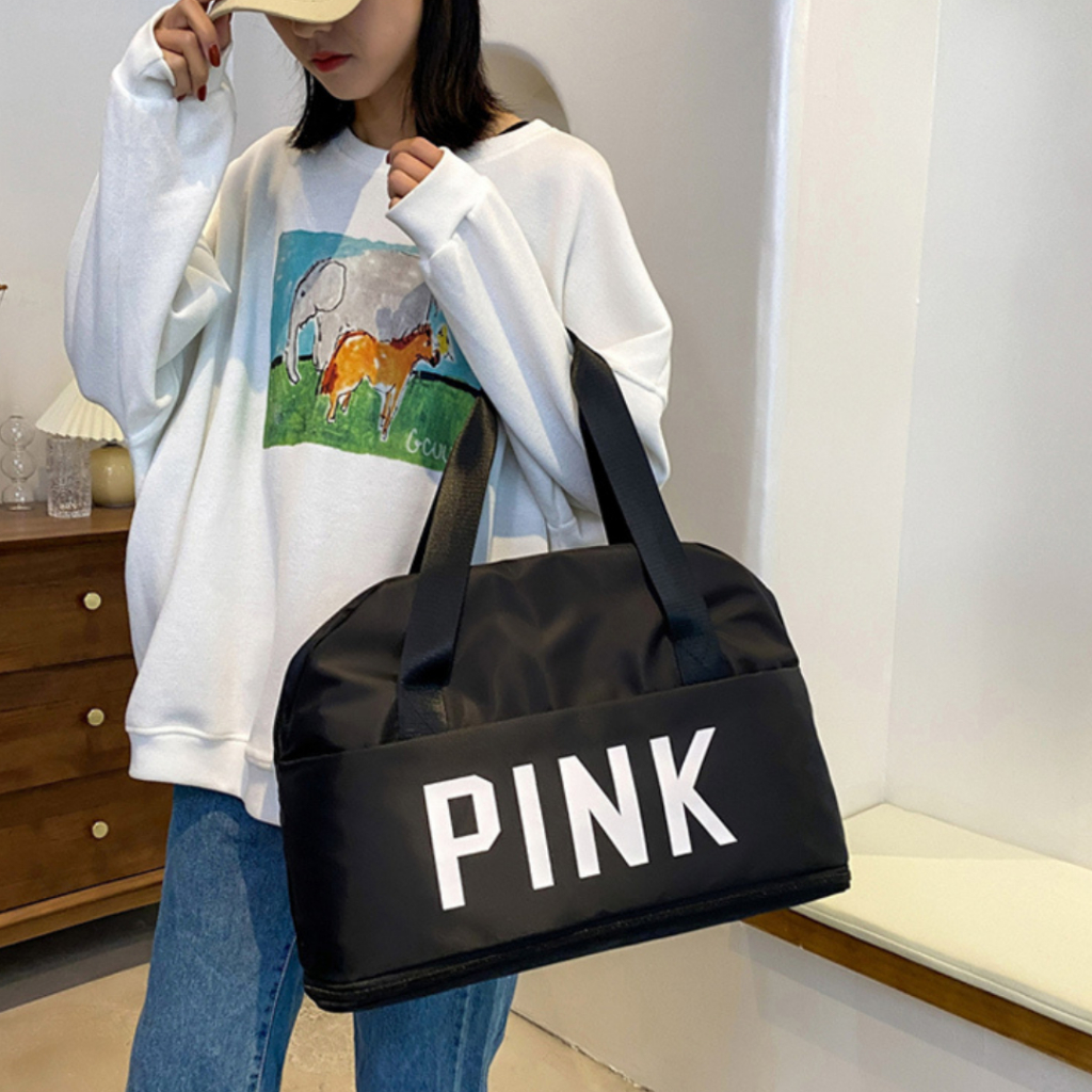 กระเป๋าเดินทาง กระเป๋าเสื้อผ้าPink แบบ 2 ชั้น ใบใหญ่จุใจ ใส่ของได้เยอะมาก ด้านหลังมีช่องเสียบกับกระเป๋าเดินทางได้