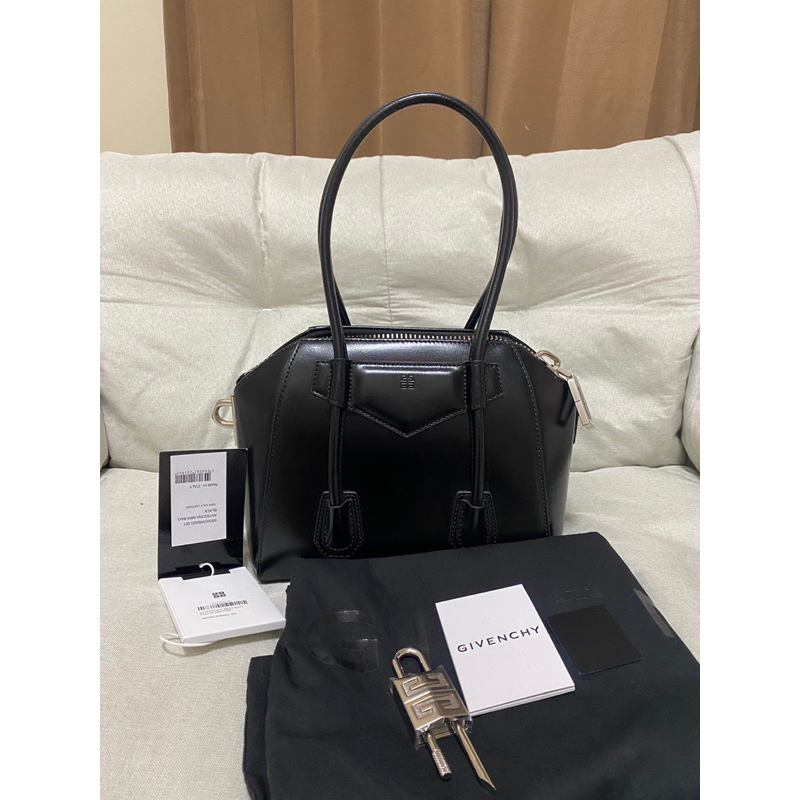 Used like new Givenchy Mini Antigona bag in black สวยมาก สีดำ แท้100%