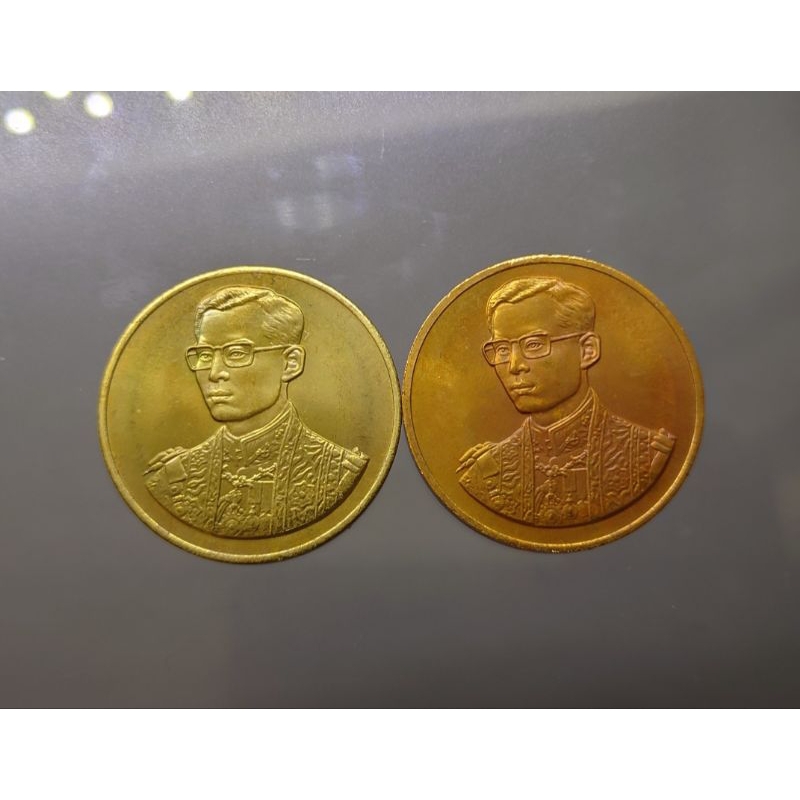 ชุด 2 เหรียญ เนื้อทองเหลือง ทองแดง พิมพ์ใหญ่ ซองเดิม ที่ระลึกกาญจนาภิเษก ร9 (หลวงพ่อจรัญ) อัยการจัดสร้าง 2539 ไม่ผ่านใช้