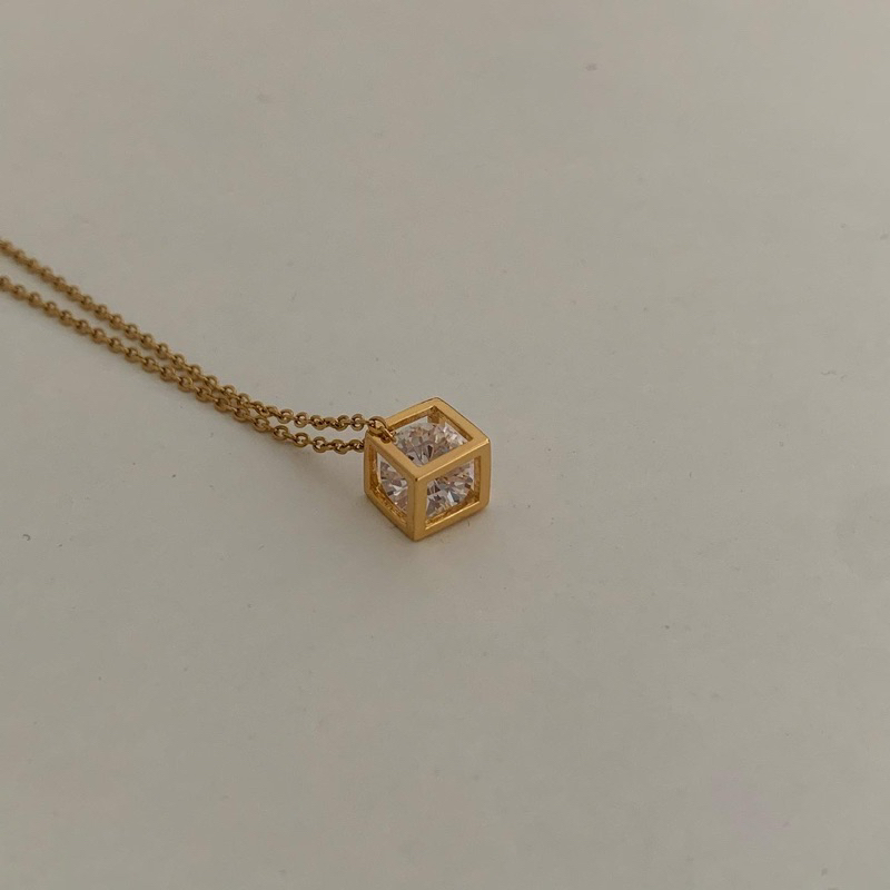 HER OBJECTIVE_HER ECLAT PENDANT NECKLACE