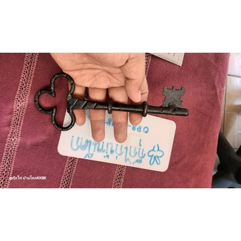กุญแจเหล็กเก่า ดอกใหญ่ๆ งานเก่าญี่ปุ่น งานมือสองจากตู้ญี่ปุ่นครับ ยาวประมาณ 21ซม. ได้ครับเหล็กหนา ใหญ่