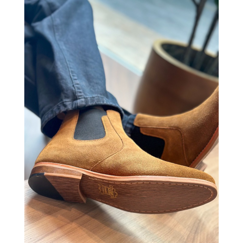 (Clearance Sale มีตำหนิเล็กน้อย ไม่มีผลต่อการใช้งาน) COSMOS SHOES รองเท้าบูทหนังกลับ รุ่น New York Chelsea