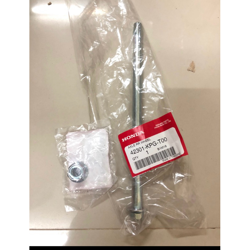 แกนล้อหลังเวฟ125iปลาวาฬปี2012-2021LED แท้ศูนย์พร้อมน็อตตัวเมีย 42301-KPG-T00