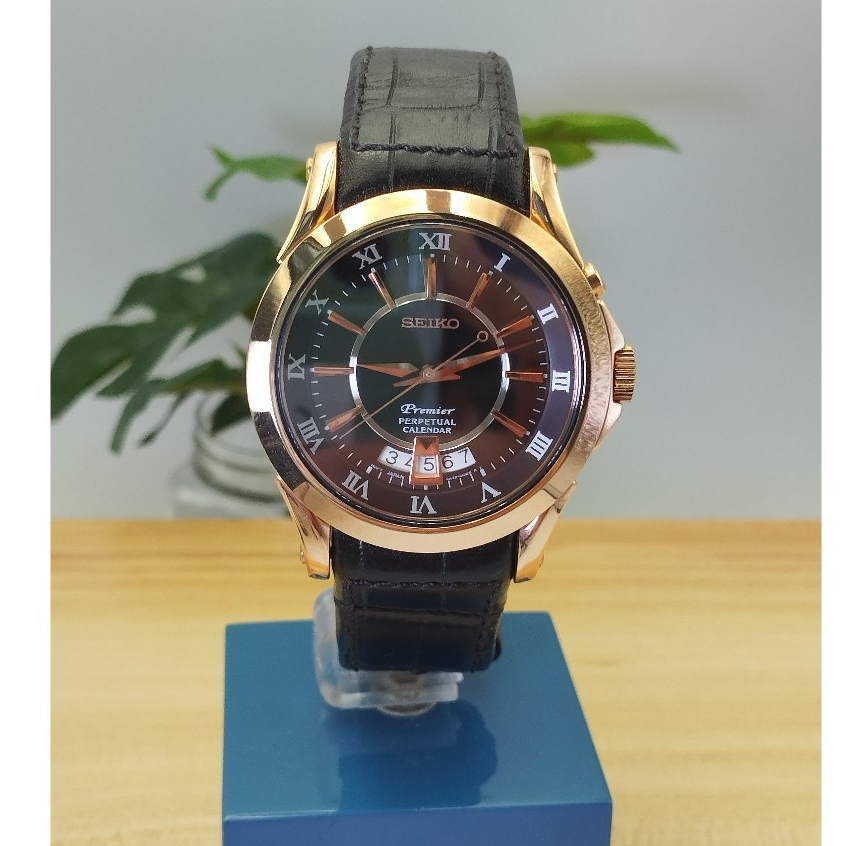 นาฬิกาผู้ชายSEIKO Premier Perpetual Calendar รุ่นSNQ118P1 ตัวเรือนสแตนเลสขอบพิ้งโกลด์ ค้นหาเวลาปัจจุบันให้อัตโนมัติ
