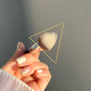 Under Eye Setting Powder แปรงหัวสามเหลี่ยม แปรงเซ็ตแป้งใต้ตา ใช้ลงไฮไลท์สีสว่างไปที่หัวตา บริเวณสามเหลี่ยม