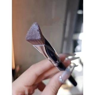 Under Eye Setting Powder แปรงหัวสามเหลี่ยม แปรงเซ็ตแป้งใต้ตา ใช้ลงไฮไลท์สีสว่างไปที่หัวตา บริเวณสามเหลี่ยม