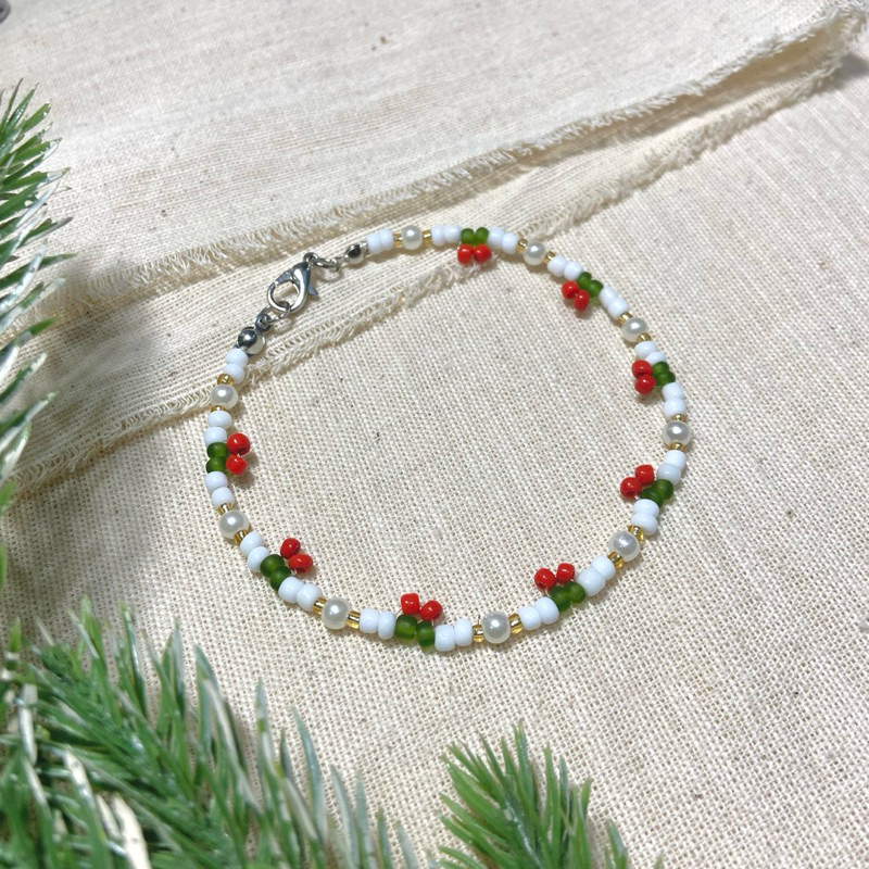 🎄 สร้อยข้อเท้าลูกปัดแฮนด์เมด รุ่น Holly jolly 🍒