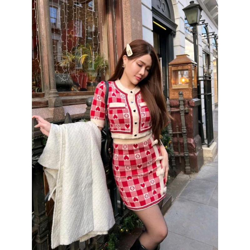 เซ็ต 2 ชิ้น เสื้อ+กระโปรง ผ้า Knit พิมพ์ลายสก็อตสีแดงสลับครีม แต่งกระดุม สวยจึ้ง น่ารัก คริสมาสต์นี้
