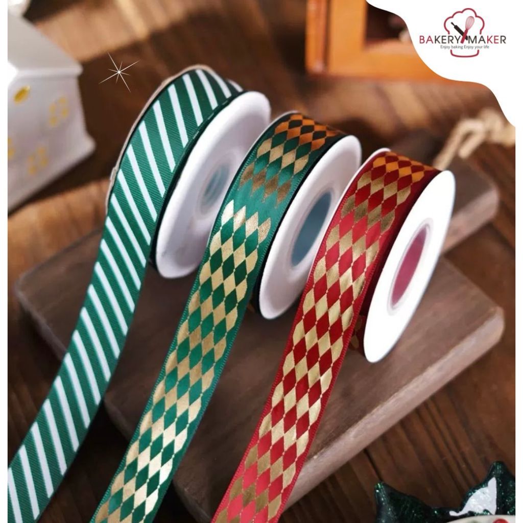 ริบบิ้นผ้าลายสีทองขนาด 2.5 ซม. 1 ม้วน 22 เมตร / แดง เขียว คริสต์มาส