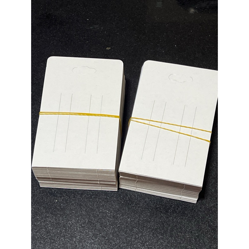 แผง กิ๊บ สั้น ไม่มีลาย หลังเทา ขนาดประมาณ 7.3x11.5 cm 1 ก้อนมี 100 ใบ ด้านหน้ามัน