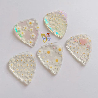 ปิ๊กกีตาร์ guitar pick (เพิ่มอักษร เจาะรู ทำจี้) ✨ daisy set ; พร้อมส่ง 🌼🤍