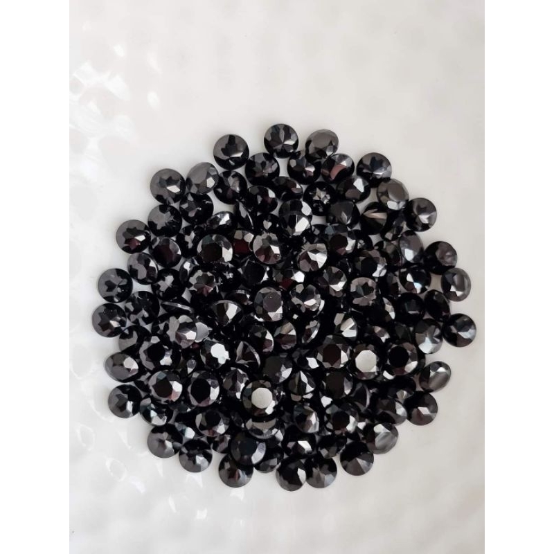 3.5mm. พลอยนิลกลมเจียรเหลี่ยม สีดำสนิท กะรัตละ 80฿