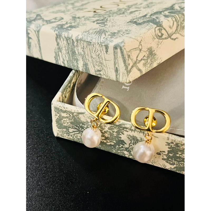 พร้อมส่ง ต่างหูมุก C*D งาน คลาสสิค ใส่ได้ทุกโอกาส สวย แพง