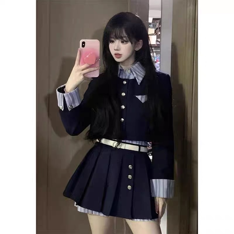 ✨พร้อมส่ง✨ เกาหลีวิทยาลัยลมชนสีปลอมสองชิ้นด้านบน + เอวสูงจีบกระโปรงสองชิ้น