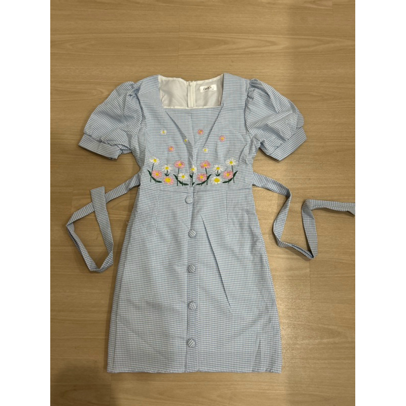 (S) เดรสสั้นลายสก็อต คอเหลี่ยม แต่งระบายปักลายดอก สีฟ้า IDW887