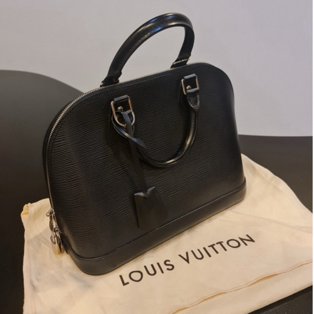 (used like new!) กระเป๋า Louis Vuitton รุ่น Alma PM  หนังสีดำ สภาพใหม่มาก แท้ 100%