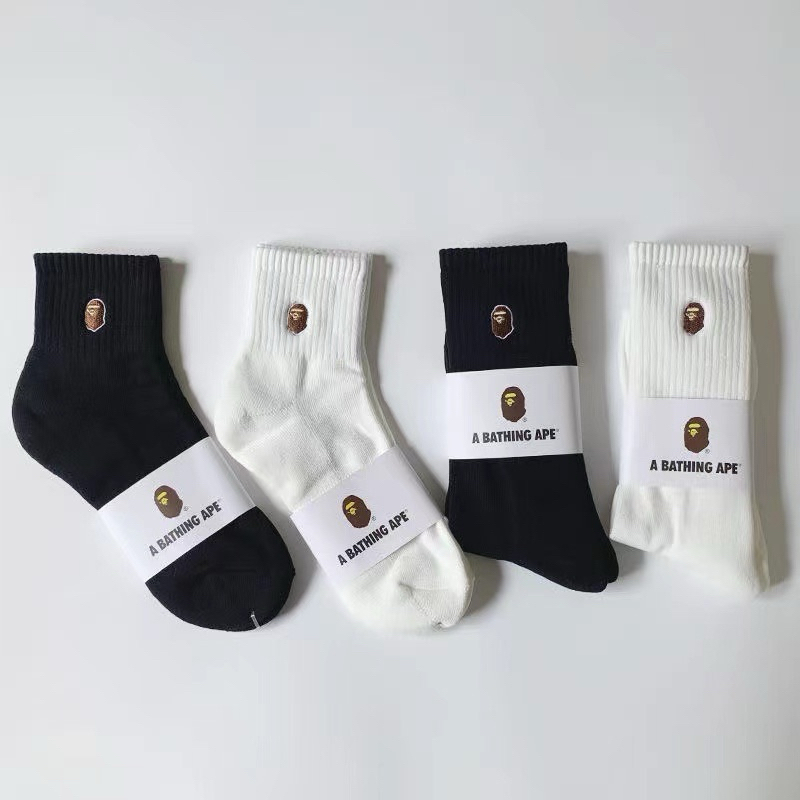 A BATHING APE® logo-patch ankle socks ถุงเท้า อะบาททิง งานปักโลโก้ ด้านข้าง มีแบบยาว สั้น มีให้เลือก 4 สี พร้อมส่ง
