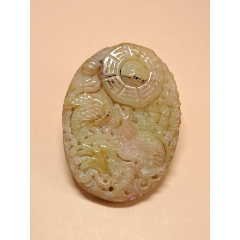 หินมงคลแกะสลักเป็นรูปองค์มังกรหนึ่งองค์และด้านล่างเป็นรูปแปดทิศมีเจาะรูสวมใส่ขึ้นคอได้(FFF-12)