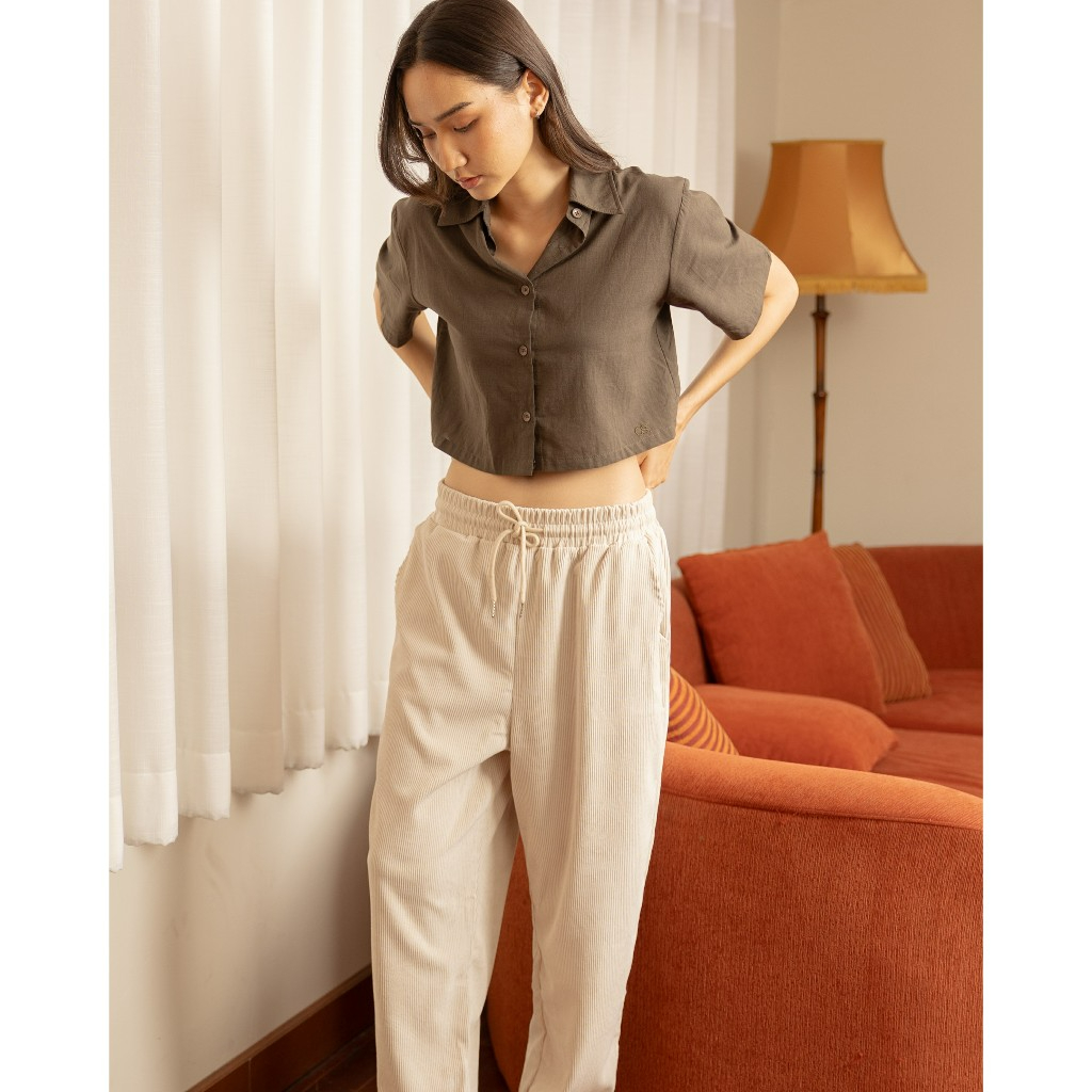 Classy - เสื้อเชิ้ต ทรงครอป ปักโลโก้ รุ่น Cropped Shirt