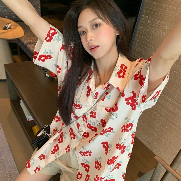 （cherrymousse） ส่งภายใน 24 ชั่วโมง เสื้อเชิ้ตแขนสั้นลําลอง ทรงหลวม แฟชั่น ลายดอกไม้เล็ก แฟชั่นฤดูร้อน สําหรับผู้หญิง