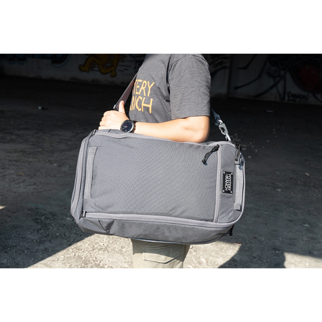 Mystery Ranch Mission Duffel กระเป๋าเดินทางที่แบ็คแพ็ค สะพายไหล่และหิ้ว จุสัมภาระได้มาก มีช่องซิป สำหรับเดินทางหลายวัน