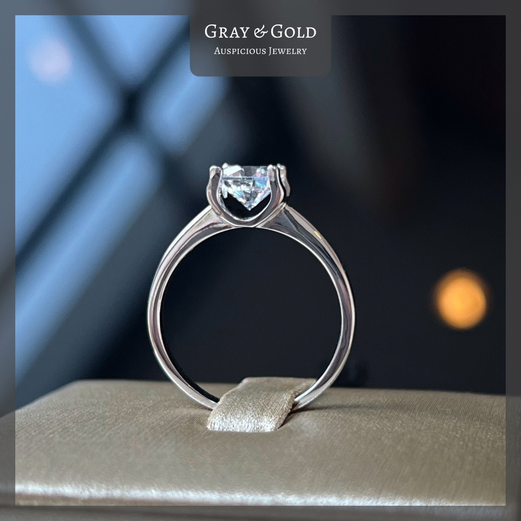 [RG564] แหวนเพชรสังเคราะห์ CZ เพชรชู 1 กะรัต ฝังหนีบ ตัวเรือนเงินแท้ 92.5% ชุบทองคำขาวโรเดียม Gray &amp; Gold Jewelry