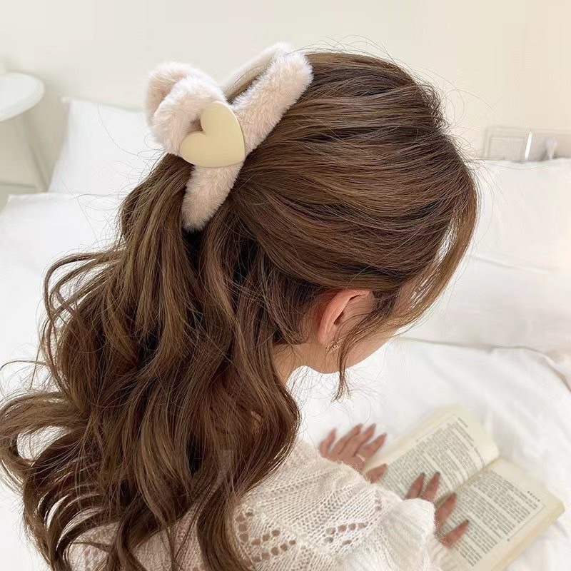 พร้อมส่ง กิ๊บหนีบผม ทรงไขว้ ขนนุ่มๆฟูๆ ติดหัวใจตรงกลาง หนีบผมได้แน่น #K05