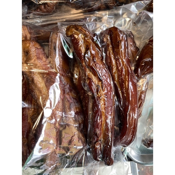 เจ้าเก่าอร่อยเด็ด !! หมูสามชั้นรมควัน 1ชิ้น ผ่านกระบวนการ และปรุงรสจากสูตรโบราณของทางร้าน